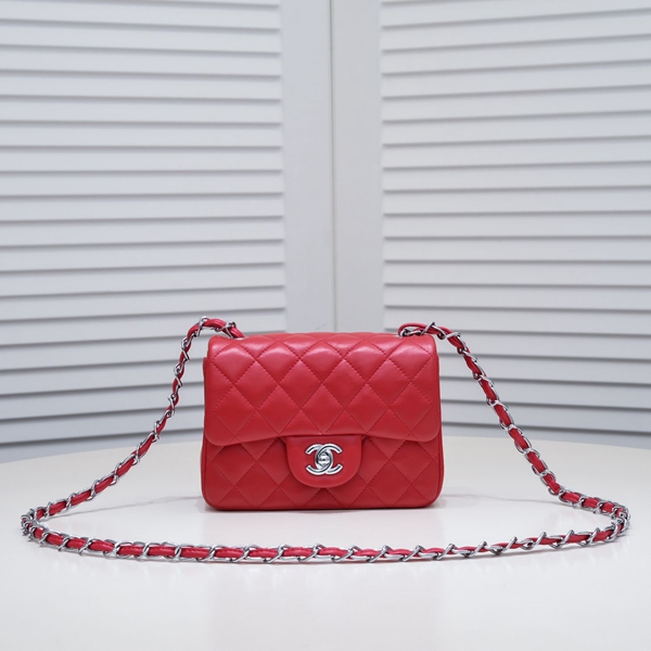 シャネルバッグ正面デザイン